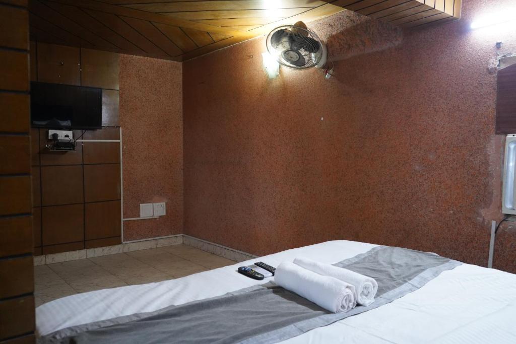 Postel nebo postele na pokoji v ubytování Hotel Quadis - Noida sec 15