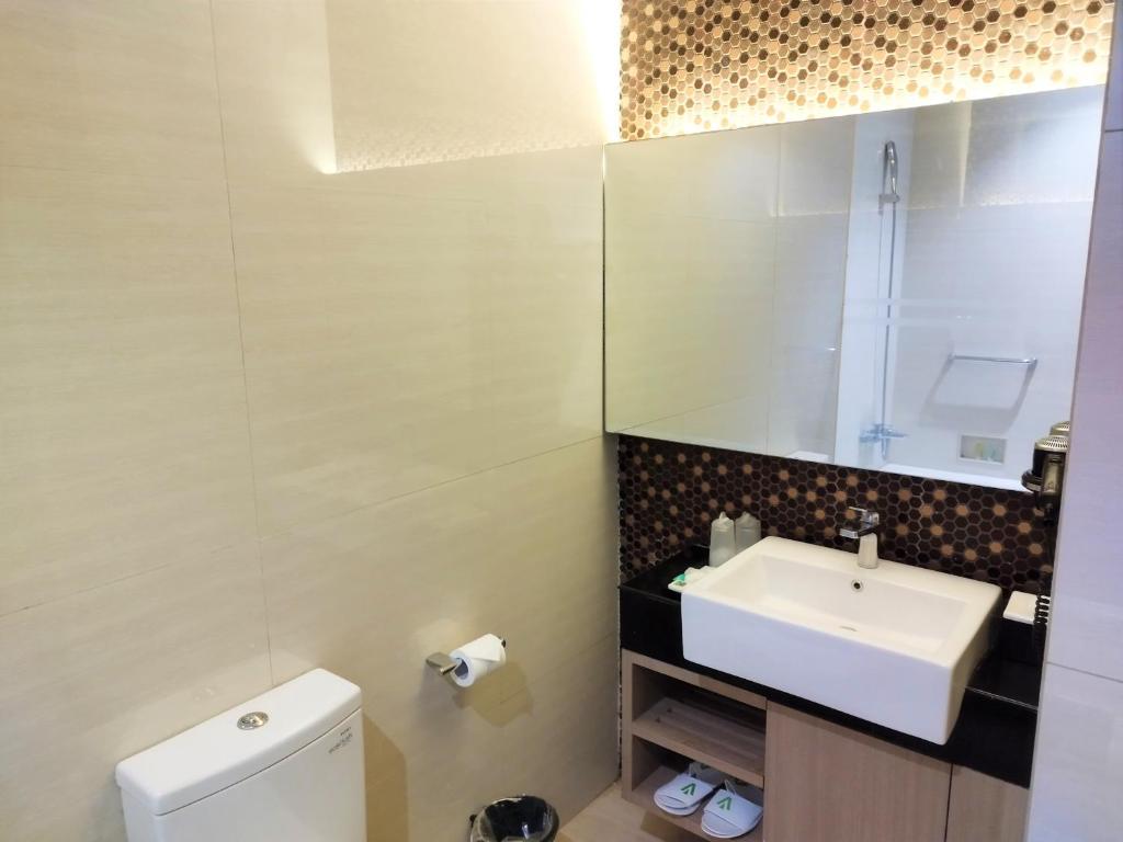 Koupelna v ubytování AONE Hotel