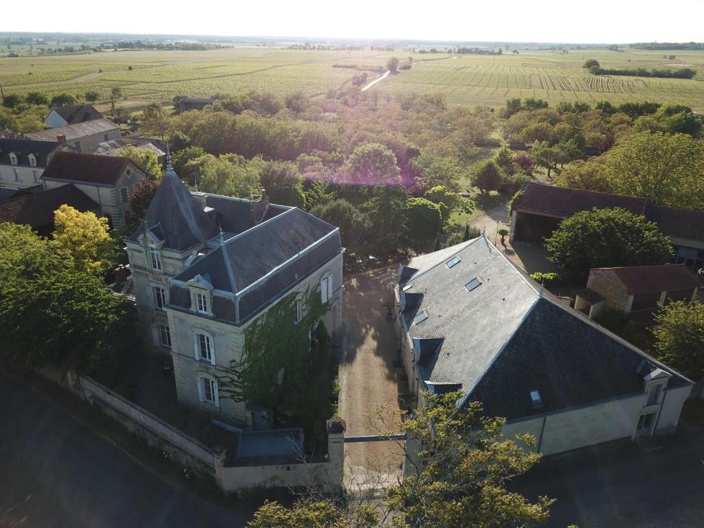 eine Luftansicht eines Hauses in einem Dorf in der Unterkunft Hôtel & Spa Chai De La Paleine in Le Puy-Notre-Dame