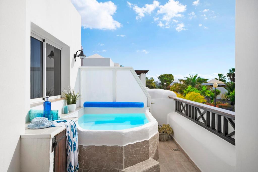 a plunge pool on the balcony of a house at Bungalow Paraiso in Playa Blanca