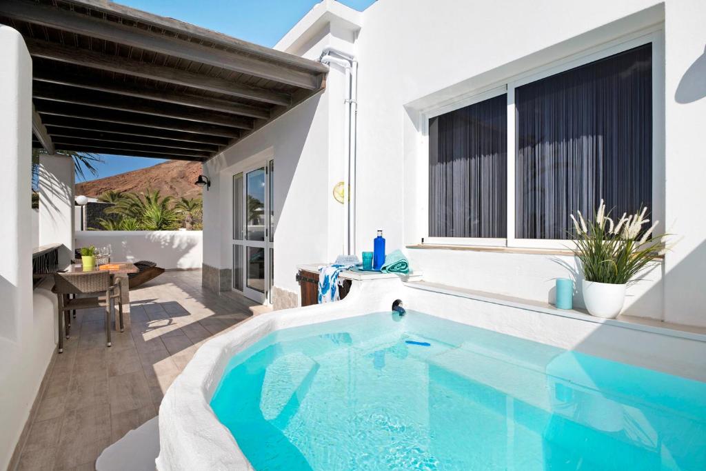 The swimming pool at or close to Bungalow Paraiso