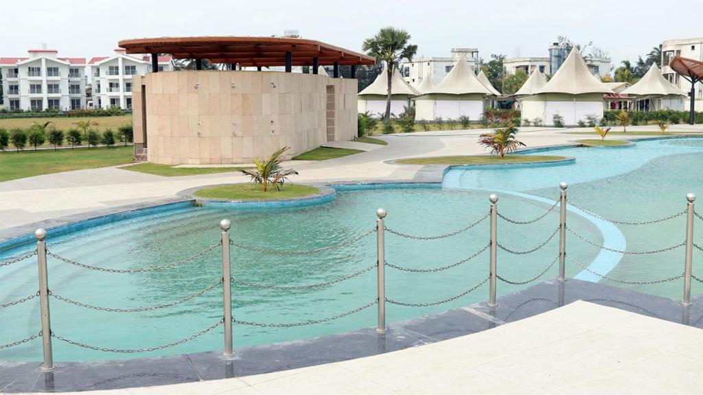 Bazén v ubytování Luxury Amar Tree Resort nebo v jeho okolí