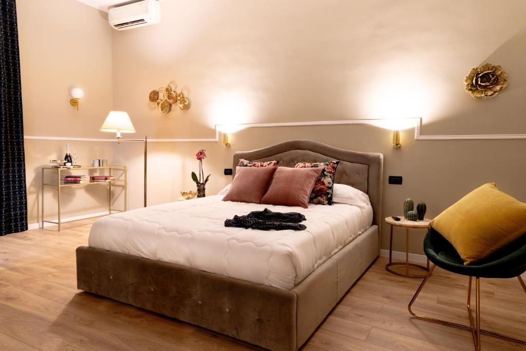 - une chambre avec un grand lit dans l'établissement Fair Suite Roma Termini, à Rome