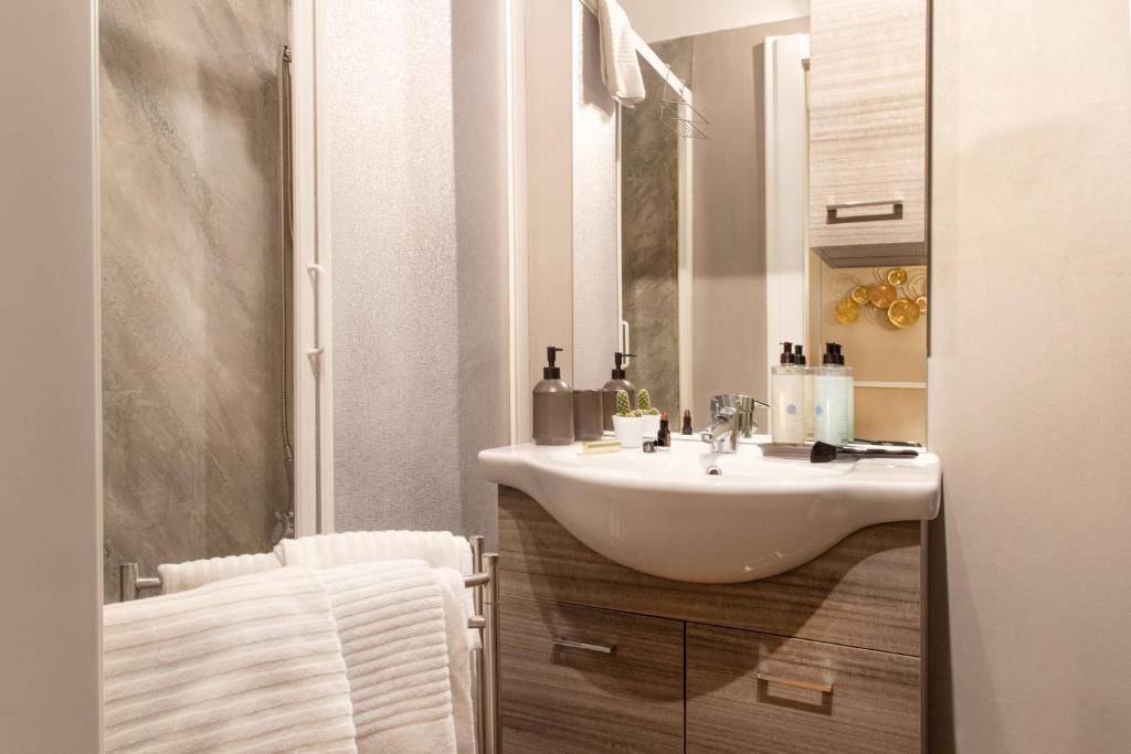 A bathroom at Fair Suite Roma Termini