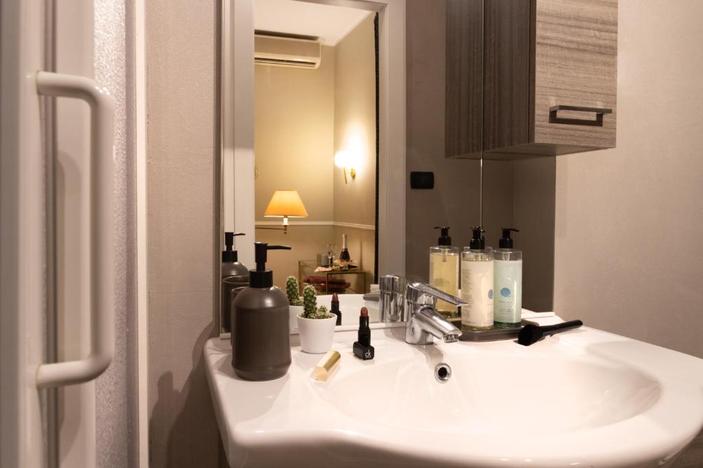 A kitchen or kitchenette at Fair Suite Roma Termini