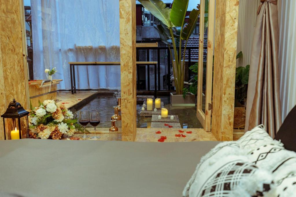 pokój z widokiem na salon w obiekcie Homestay#CL#OldQuarterView#UniqueBalcony w mieście Hanoi