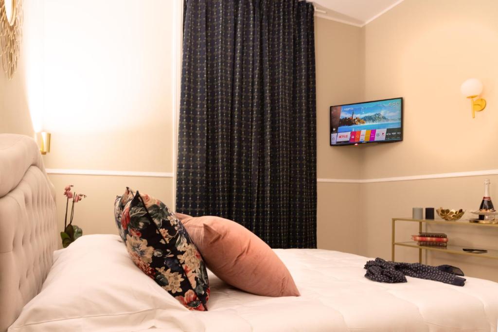 A bed or beds in a room at Fair Suite Roma Termini