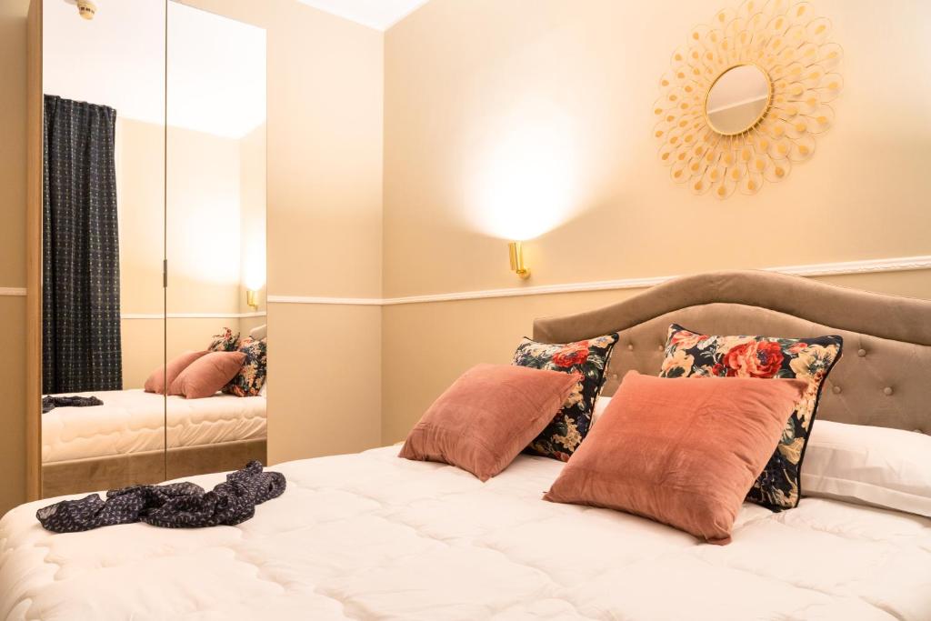 A bed or beds in a room at Fair Suite Roma Termini