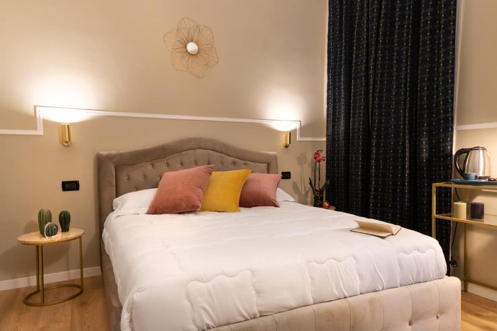 A bed or beds in a room at Fair Suite Roma Termini