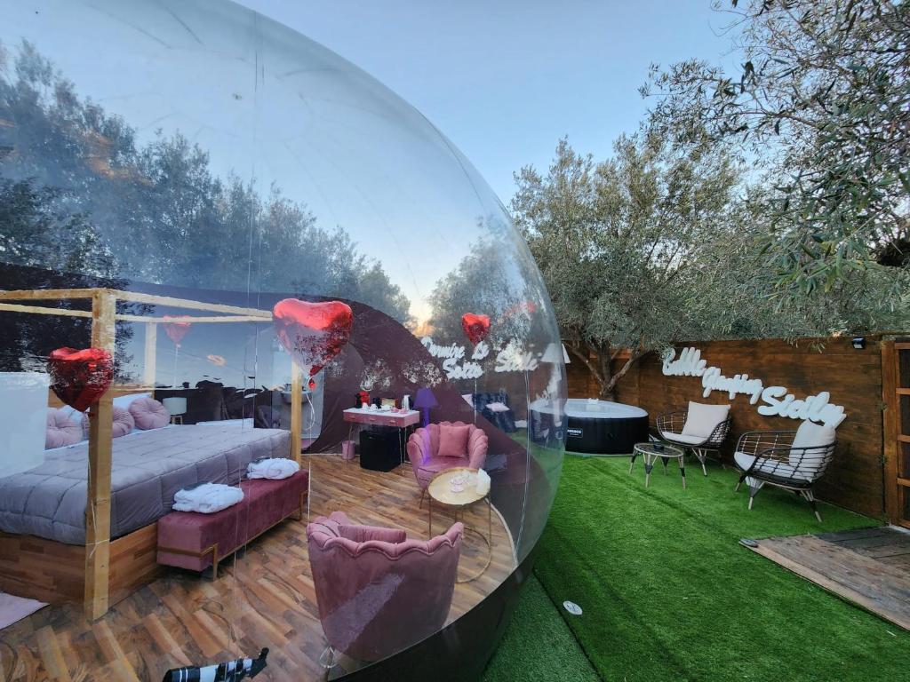 einen Garten mit einer großen Glasblase im Hof in der Unterkunft Bubble Glamping Sicily in Catania