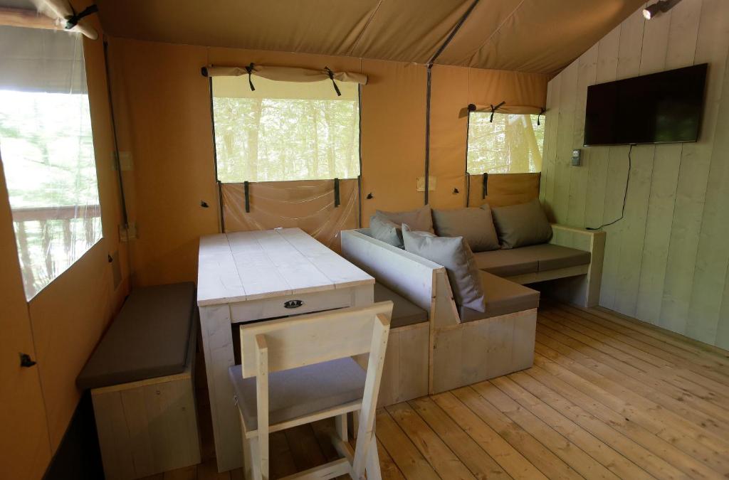 TV a/nebo společenská místnost v ubytování CAMPING ETXARRI