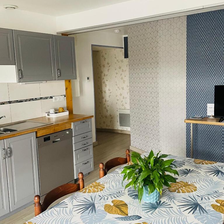 une cuisine avec un lit dans une chambre dans l'établissement Gîte L'entre 2, 7personnes à COLOMBEY proche de Nigloland, à Colombey-les-Deux-Églises