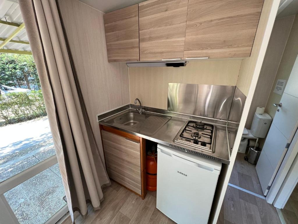 Kuchyň nebo kuchyňský kout v ubytování CAMPING ETXARRI