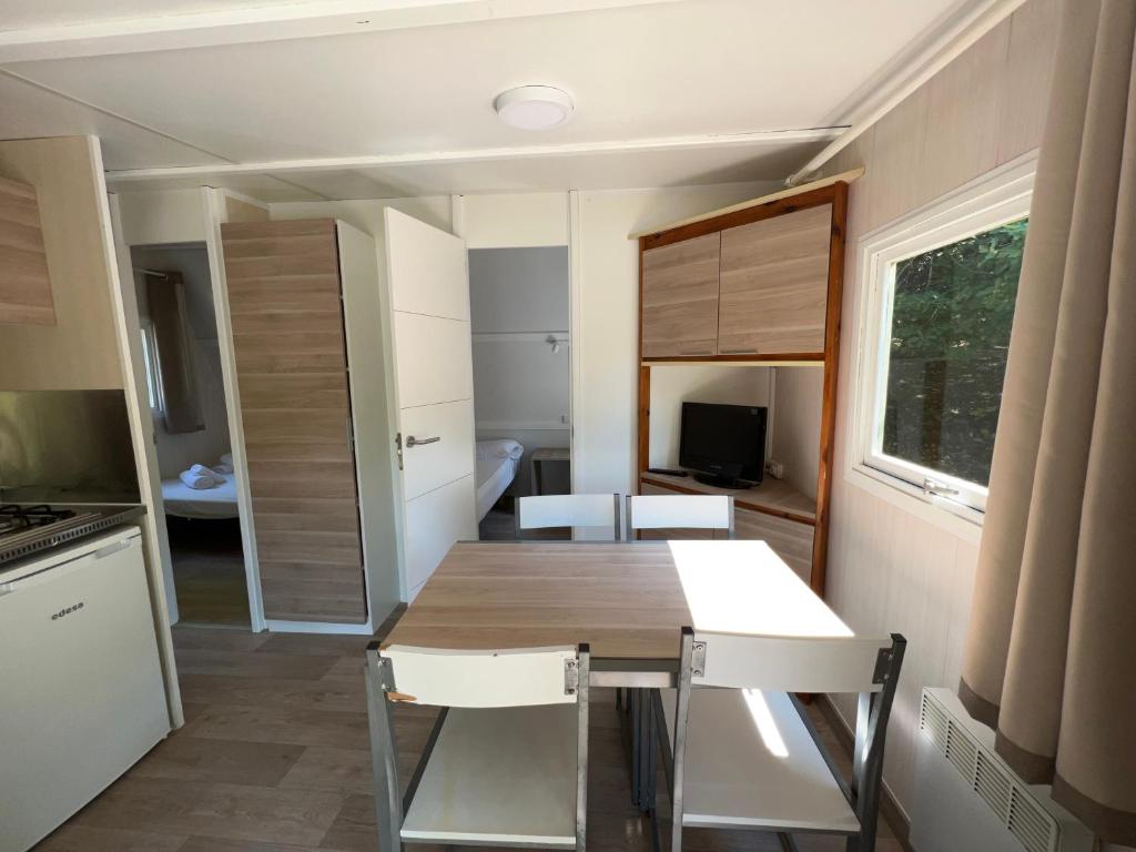 Kuchyň nebo kuchyňský kout v ubytování CAMPING ETXARRI