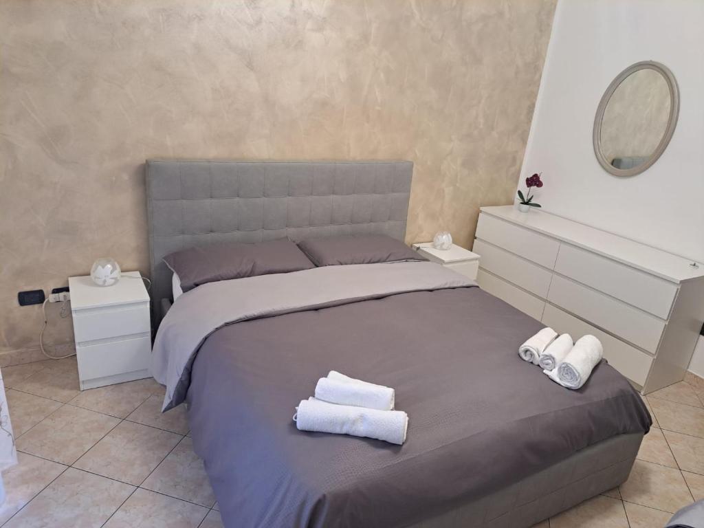 una camera da letto con un letto e asciugamani di Metro-Massaua a Torino