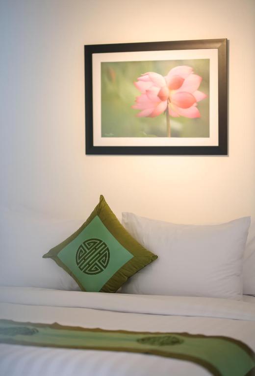 Charming Riverside Hotel - 4