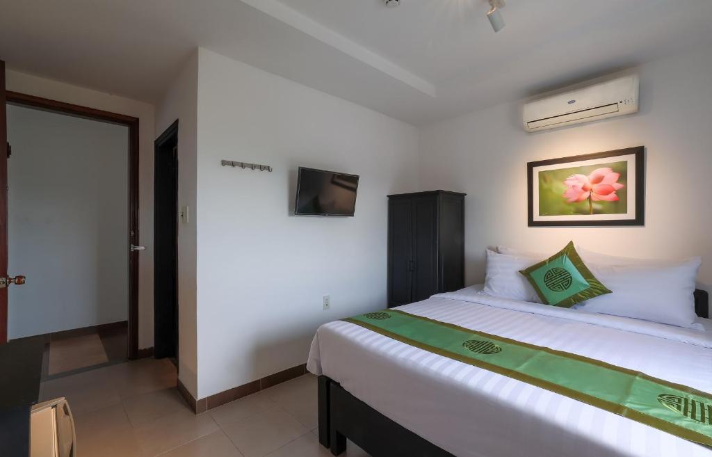 Charming Riverside Hotel - 5