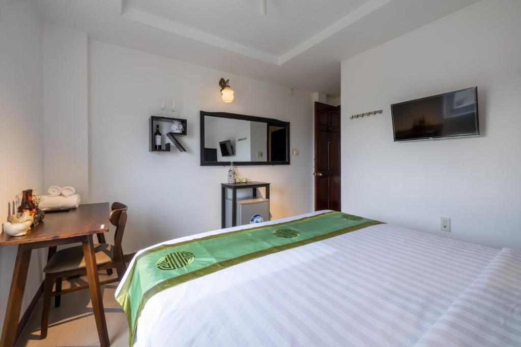 Charming Riverside Hotel - 6