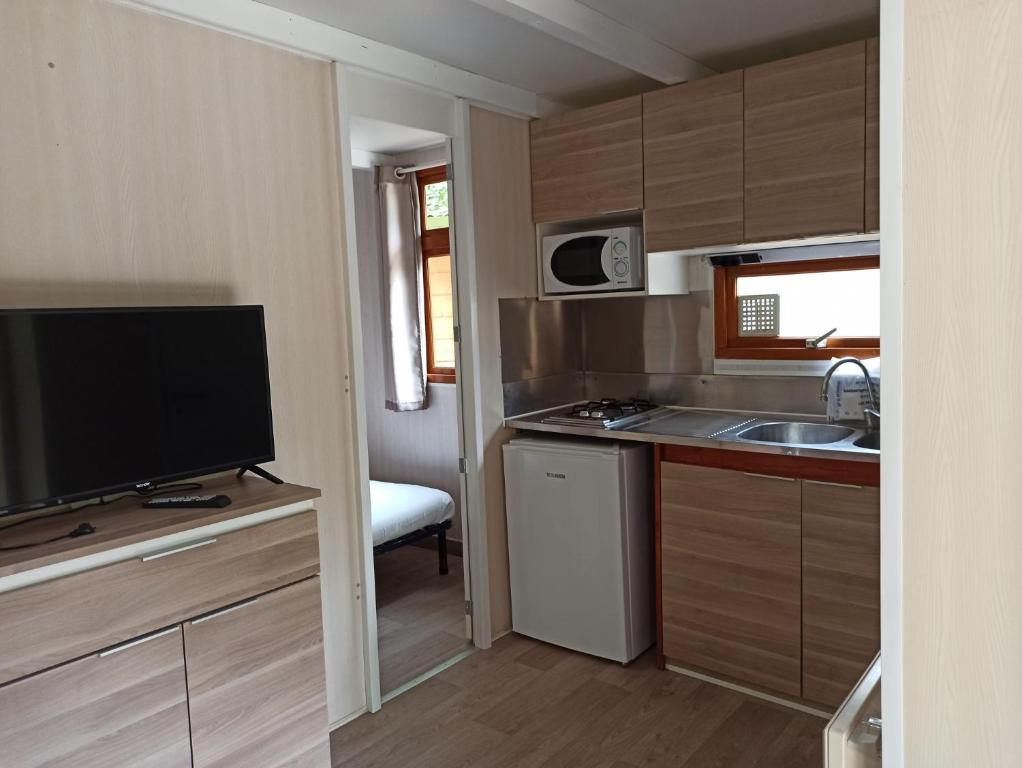 Kuchyň nebo kuchyňský kout v ubytování CAMPING ETXARRI