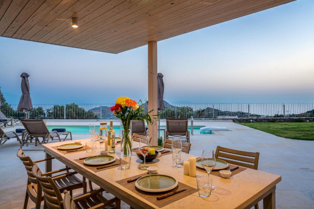 Ресторант или друго място за хранене в Aloni Villa with 180° SeaView, Private Pool & BBQ, 2km from Beach