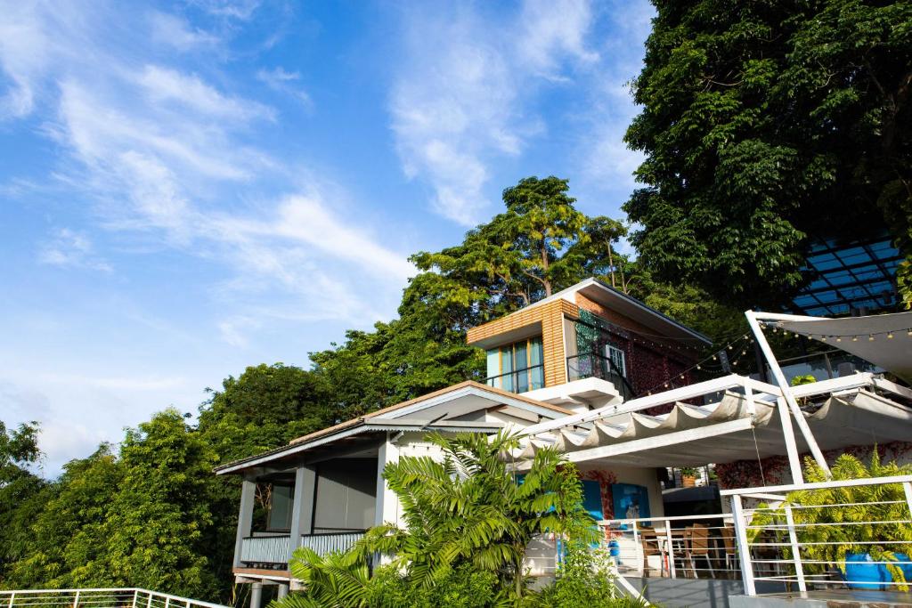 una casa en una colina con árboles en el fondo en Phuket View Coffee and Resort en Chalong 