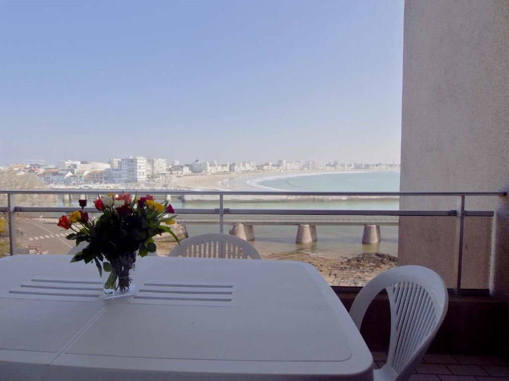 レ・サ​​ーブル・ドロンヌにあるAppartement Les Sables-d'Olonne, 3 pièces, 6 personnes - FR-1-92-758のバルコニー(花瓶付きのテーブルと椅子付)