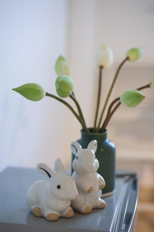 Charming Riverside Hotel - 19