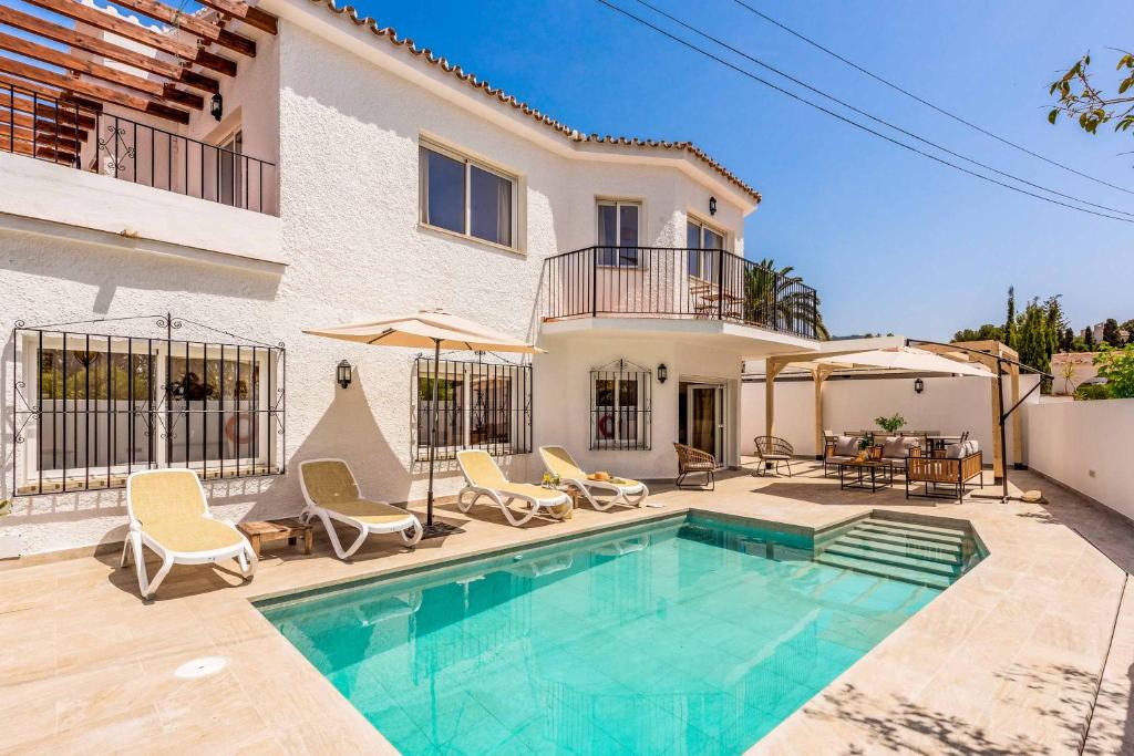 The swimming pool at or close to Villa El Algarrobo