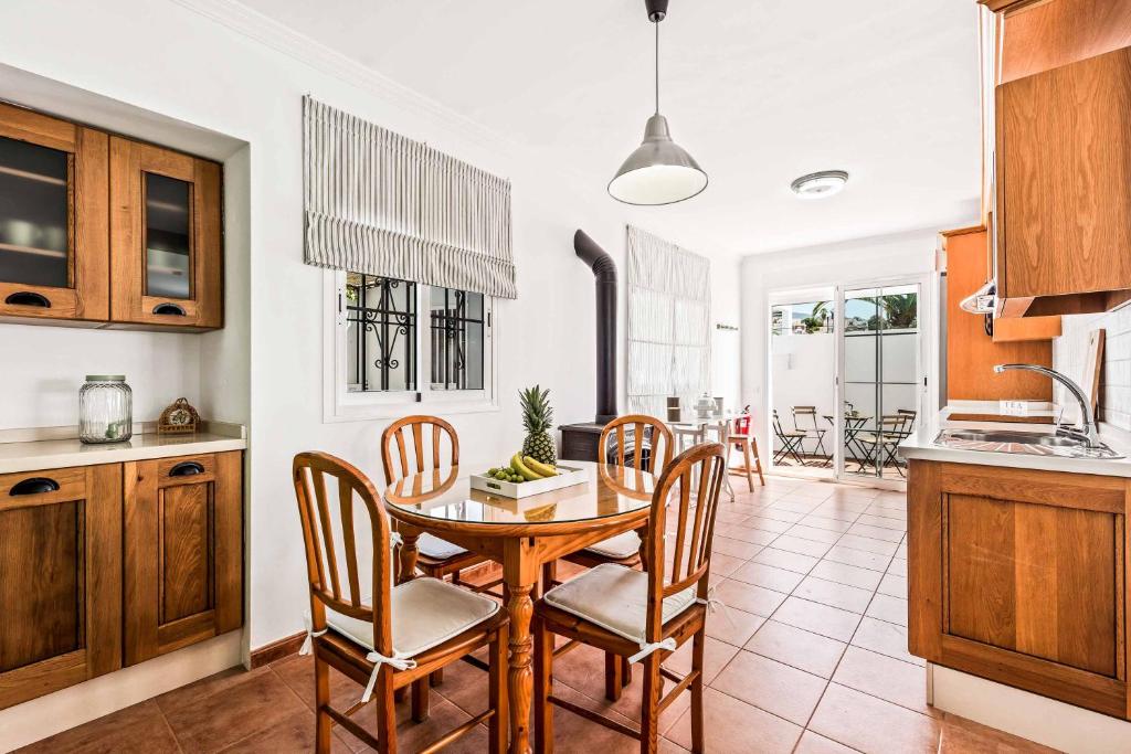 A kitchen or kitchenette at Villa El Algarrobo