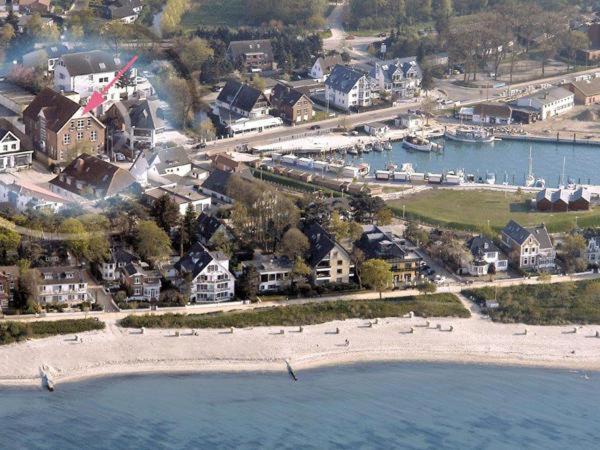 een luchtzicht op een strand en een haven bij Skipper Appartements in Niendorf