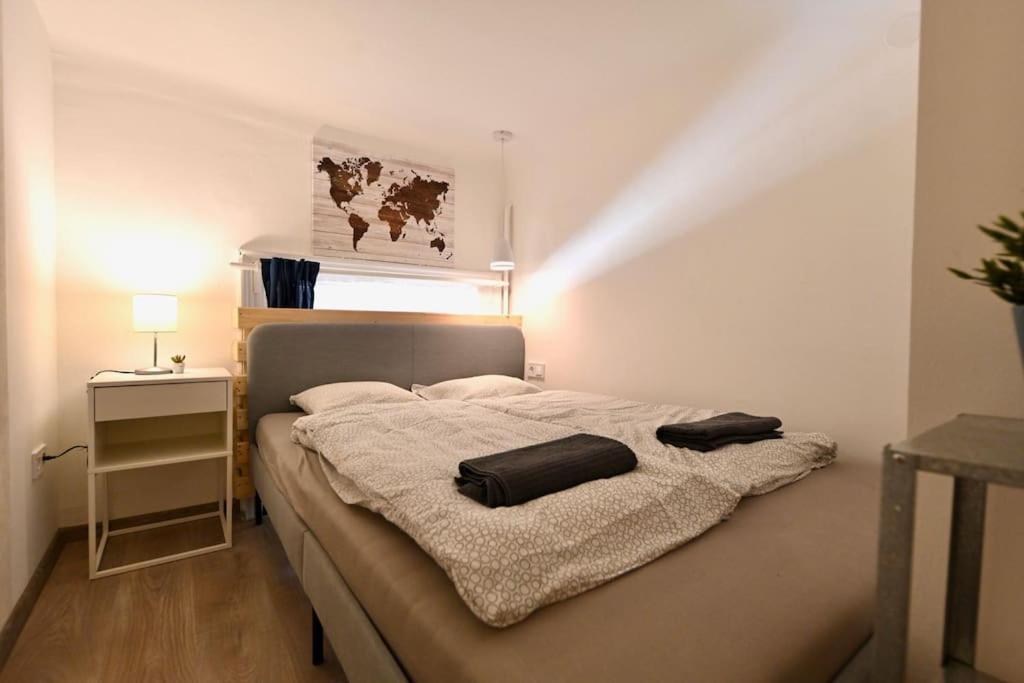 ein Bett mit zwei Säcken darauf in einem Schlafzimmer in der Unterkunft Cute Gallery Flat in Király Street in Budapest
