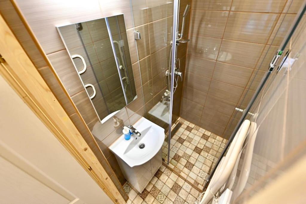 Kúpeľňa v ubytovaní Cute Gallery Flat in Király Street