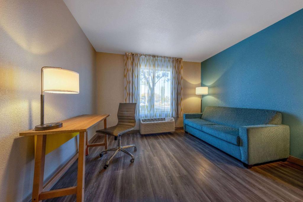 Days Inn by Wyndham Lathrop - Suite Con Cama Extragrande - No Fumadores