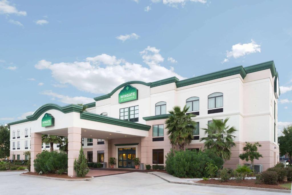 eine Darstellung der Vorderseite eines Hotels in der Unterkunft Wingate by Wyndham Houma in Houma