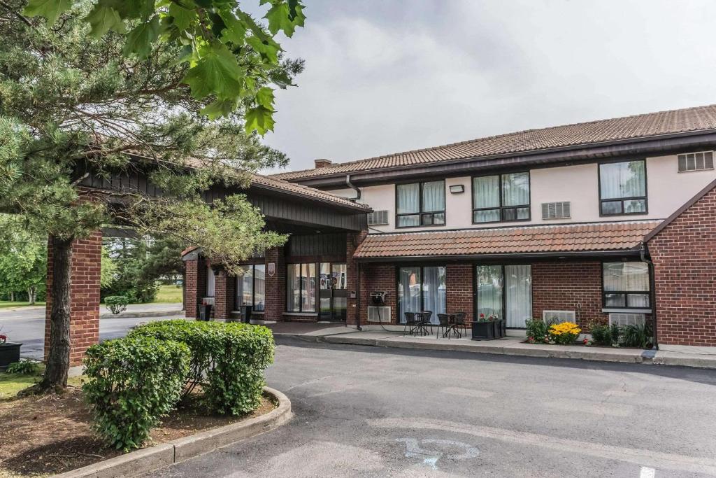 ein leerer Parkplatz vor einem Backsteingebäude in der Unterkunft Comfort Inn Drummondville in Drummondville