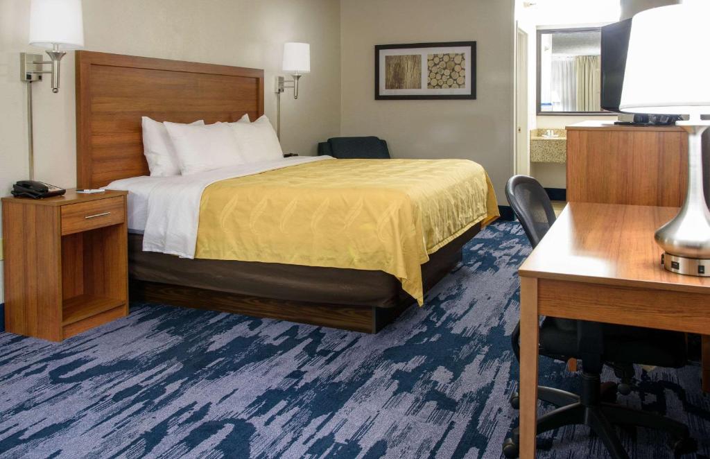 Pokój hotelowy z łóżkiem i biurkiem w obiekcie Quality Inn w mieście Lewisburg