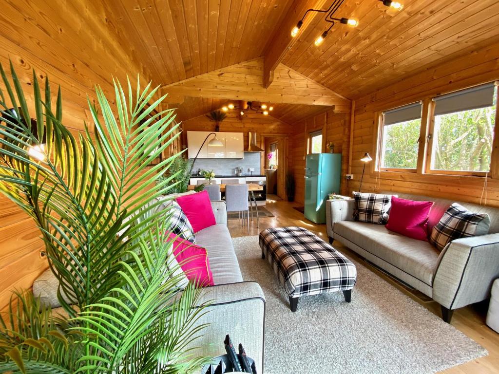 Χώρος καθιστικού στο Yealm Cabin Self Catering Log Cabin in Devon with Hot Tub