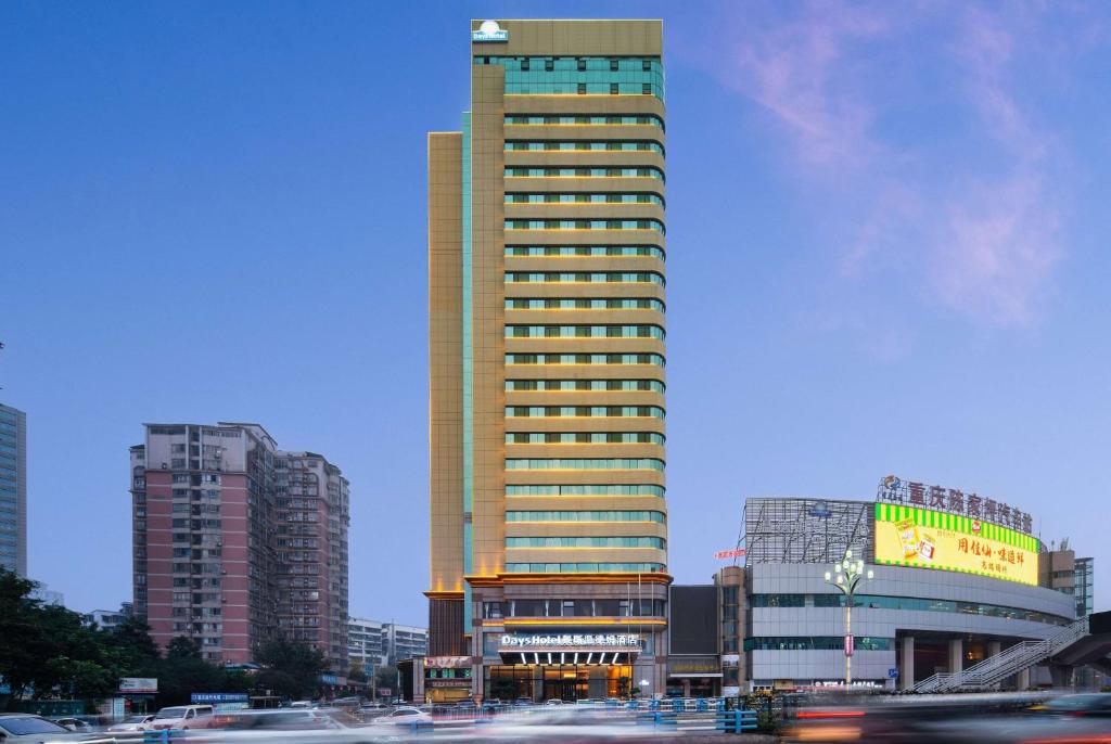 Days Hotel by Wyndham Chongqing Chenjiaping في تشونغتشينغ: مبنى طويل وامامه سيارات