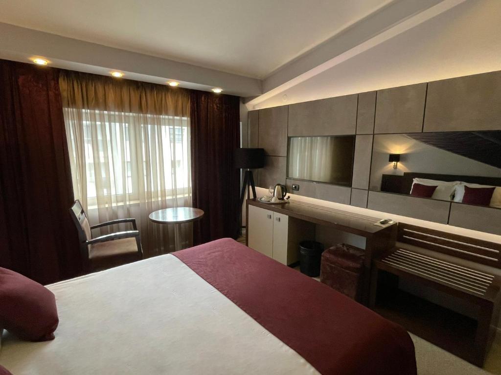 Postel nebo postele na pokoji v ubytování Queen's Hotel - Zebra Centre