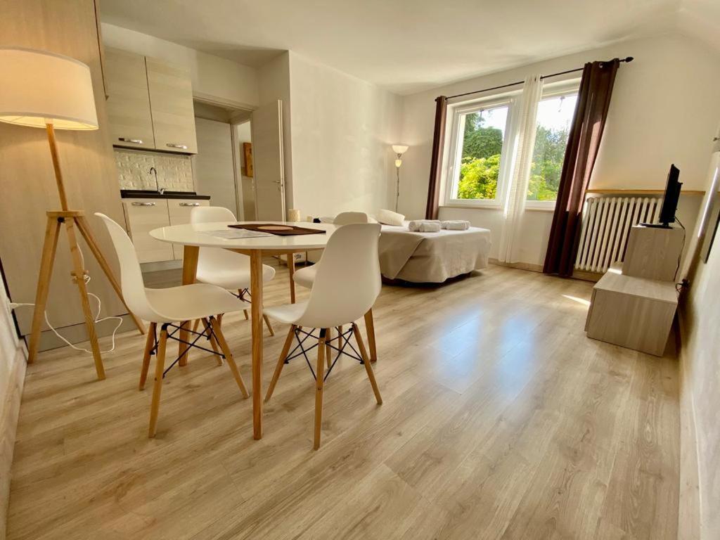 een keuken en een woonkamer met een tafel en stoelen bij Casa dell'Oca in Pastrengo