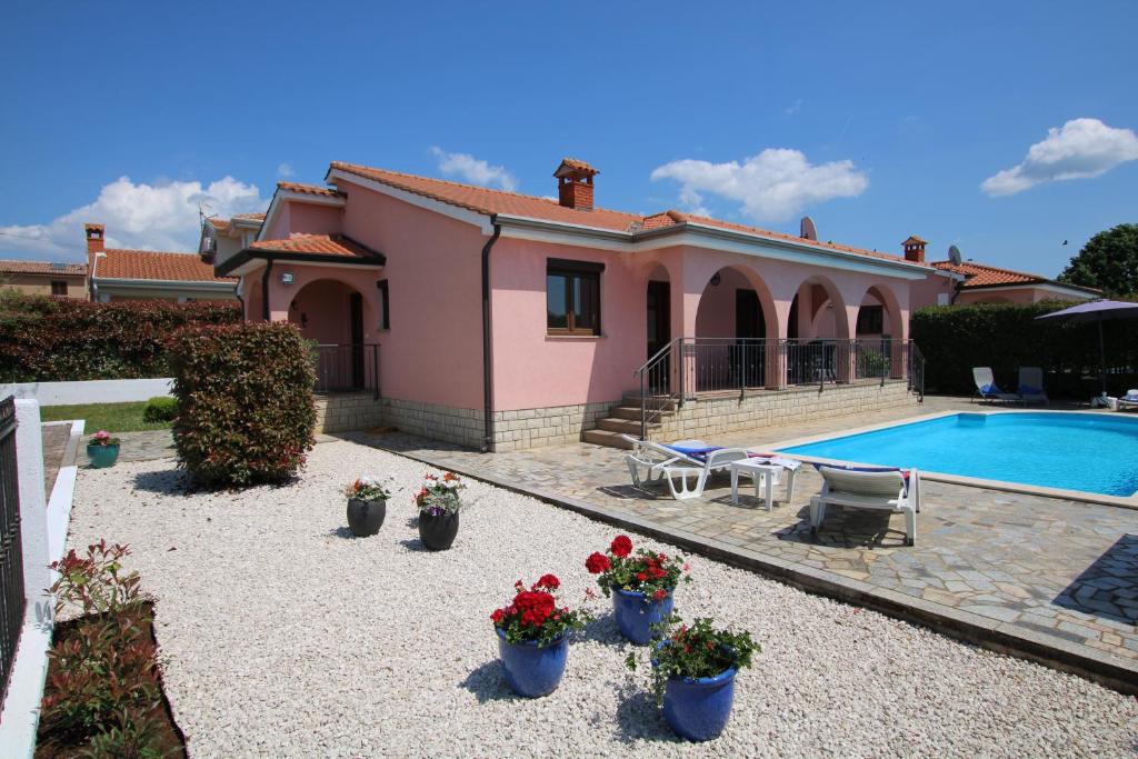 una villa con piscina e una casa di Villa Nel Rosa a Poreč (Parenzo)