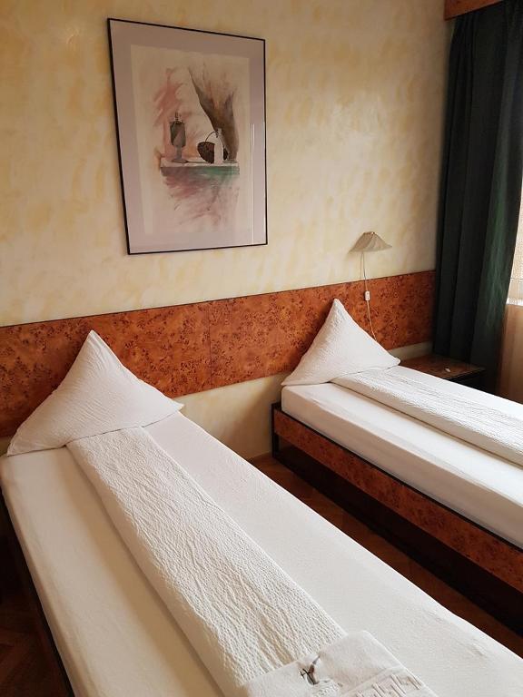 Hotel Central - Budget Twin Room