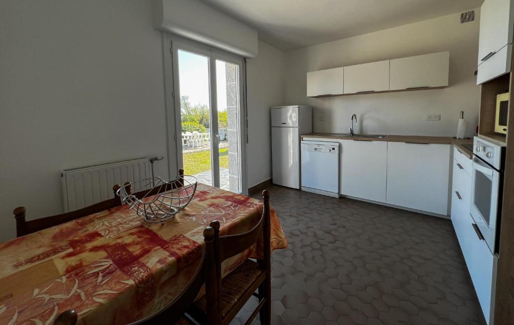 Kuchnia lub aneks kuchenny w obiekcie L'Ostrea - Maison familliale accès mer