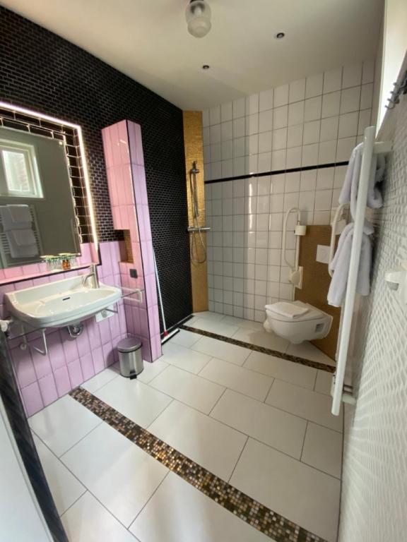 Koupelna v ubytování Hotel Buren