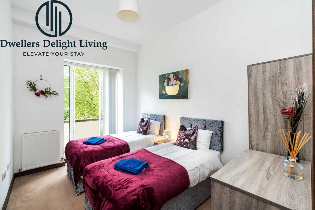 1 dormitorio con 2 camas y ventana en Dagenham - Dwellers Delight Living Ltd Services Accommodation - Greater London , 2 Bed Apartment with free WiFi & secure parking, en Dagenham