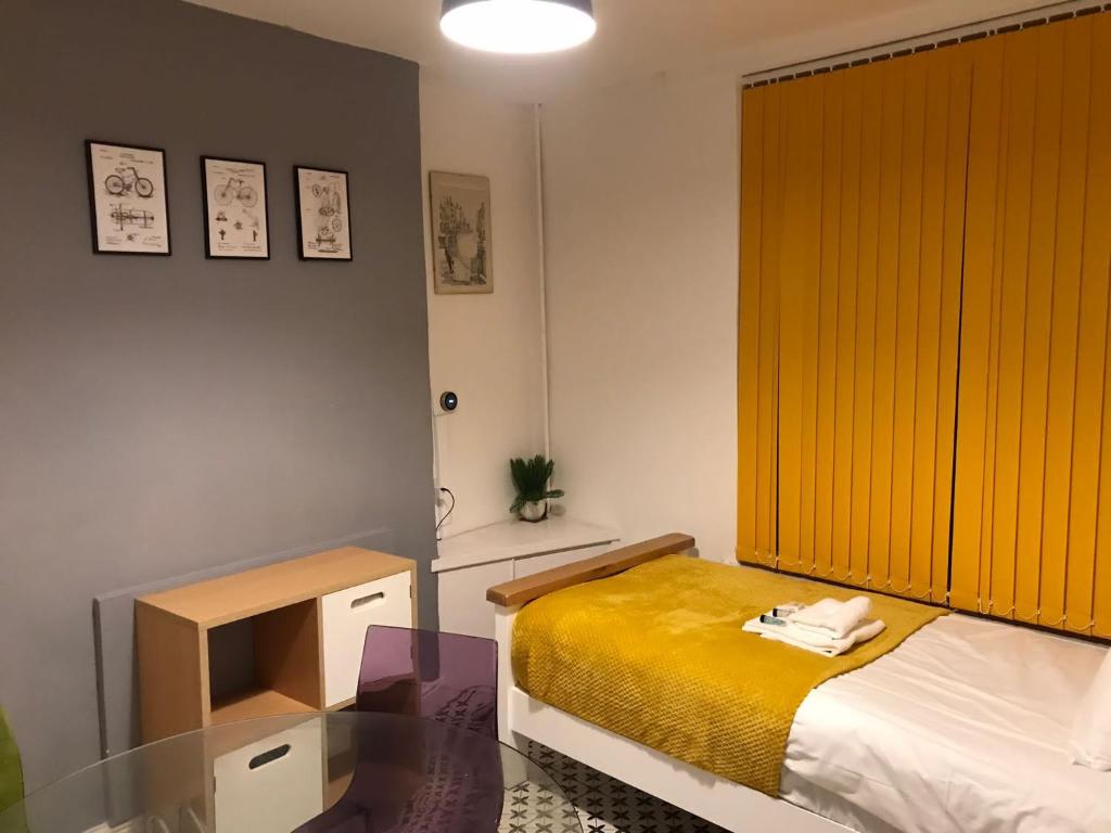 Troed-y-rhiw的住宿－Bethany House，一间卧室配有一张黄色毯子床