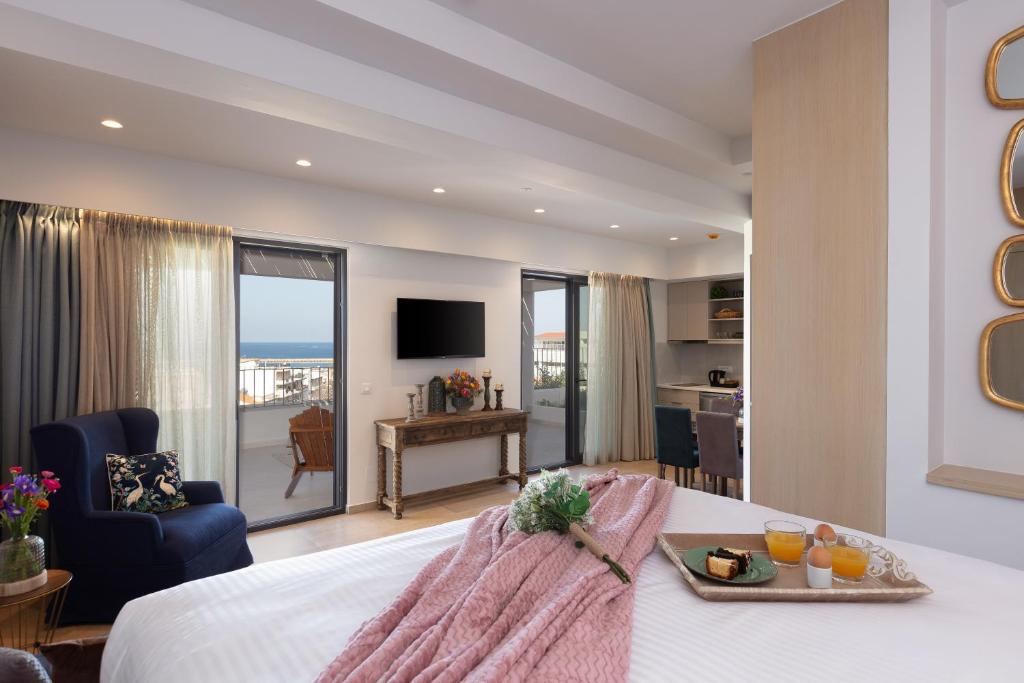 - une chambre d'hôtel avec un lit et un plateau de nourriture dans l'établissement Lines Concept Accommodation, à Réthymnon