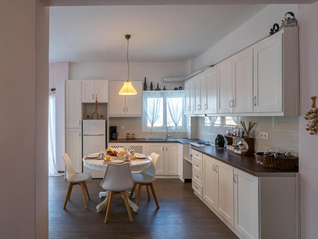 Kuchyň nebo kuchyňský kout v ubytování Central & Bright 2BD Apt in Corfu Town near Port