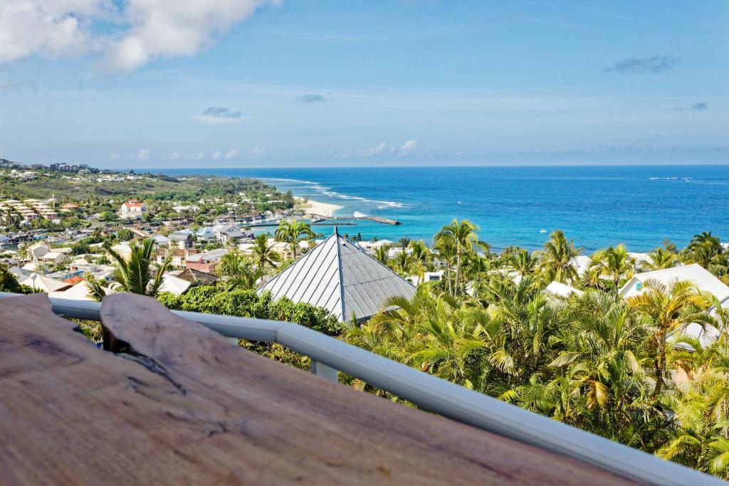 ein Blick auf das Meer vom Balkon eines Resorts in der Unterkunft L'Eden Blue à Saint Gilles les Bains, magnifique vue mer in Saint-Gilles-les-Bains