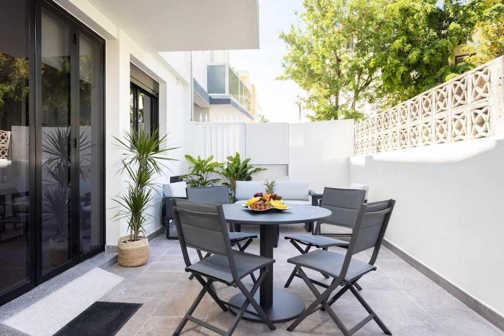 d'une terrasse avec une table et des chaises sur un balcon. dans l'établissement Sunny Island Lago Martianez 1, à Puerto de la Cruz